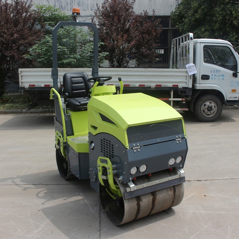 振動(dòng)異常的小型壓路機(jī)<div   id=